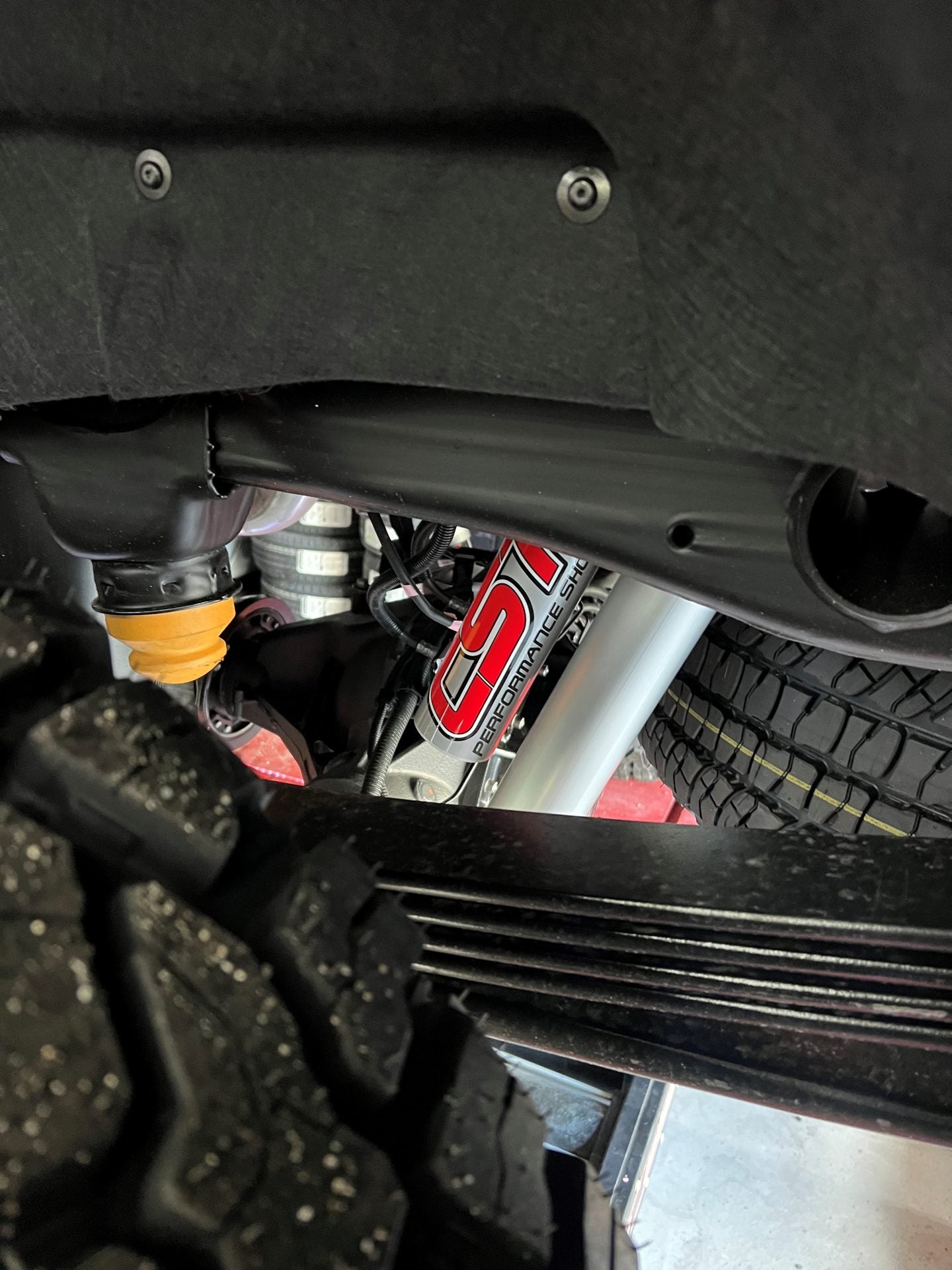 CST 20-25 HD 2500 / 3500 PRO Series 2.5 Rear Shocks w/ Adjusters (for 2″ Lift) Front View