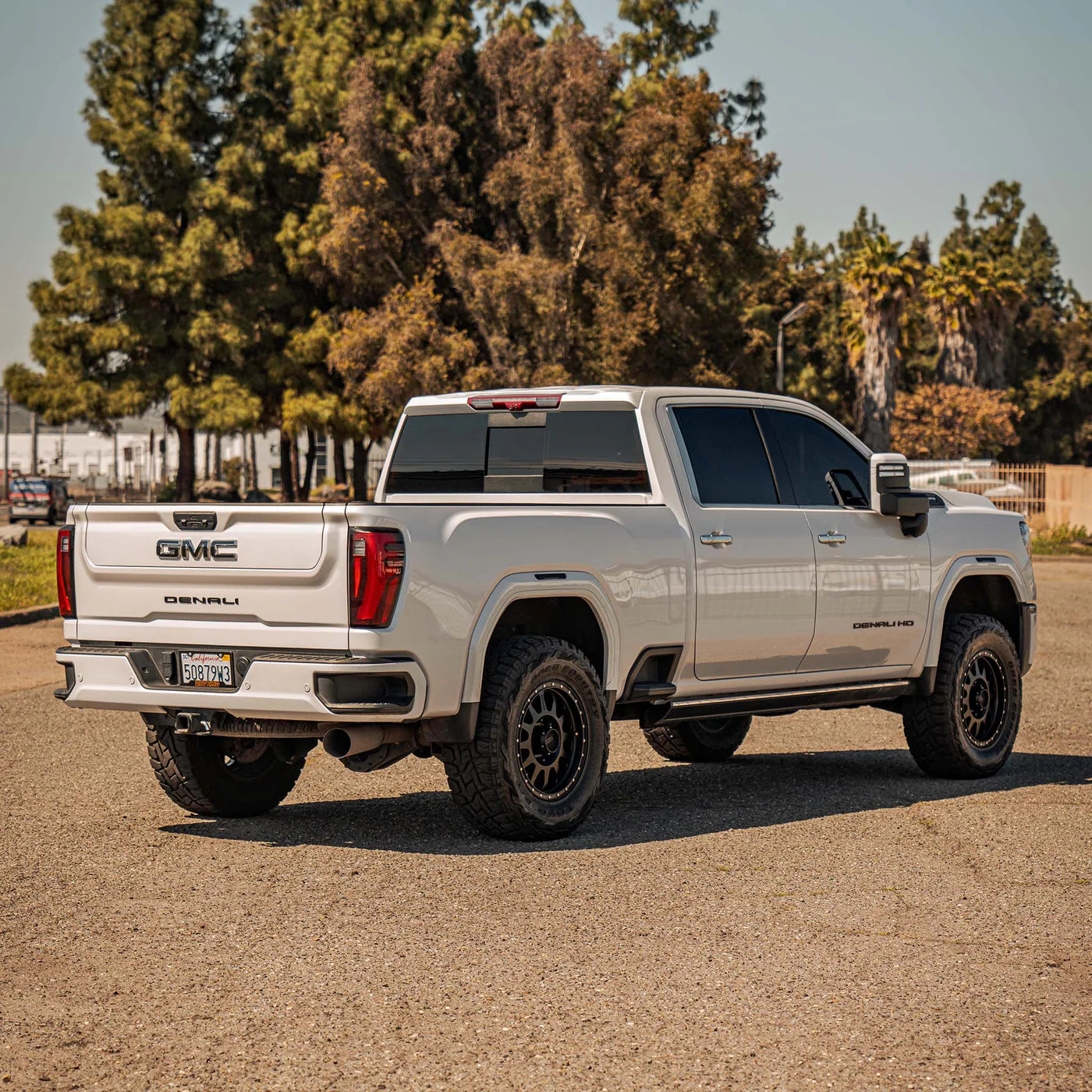 Dirt King MT Tow Runner Kit For GM 2500/3500 Trucks Front View