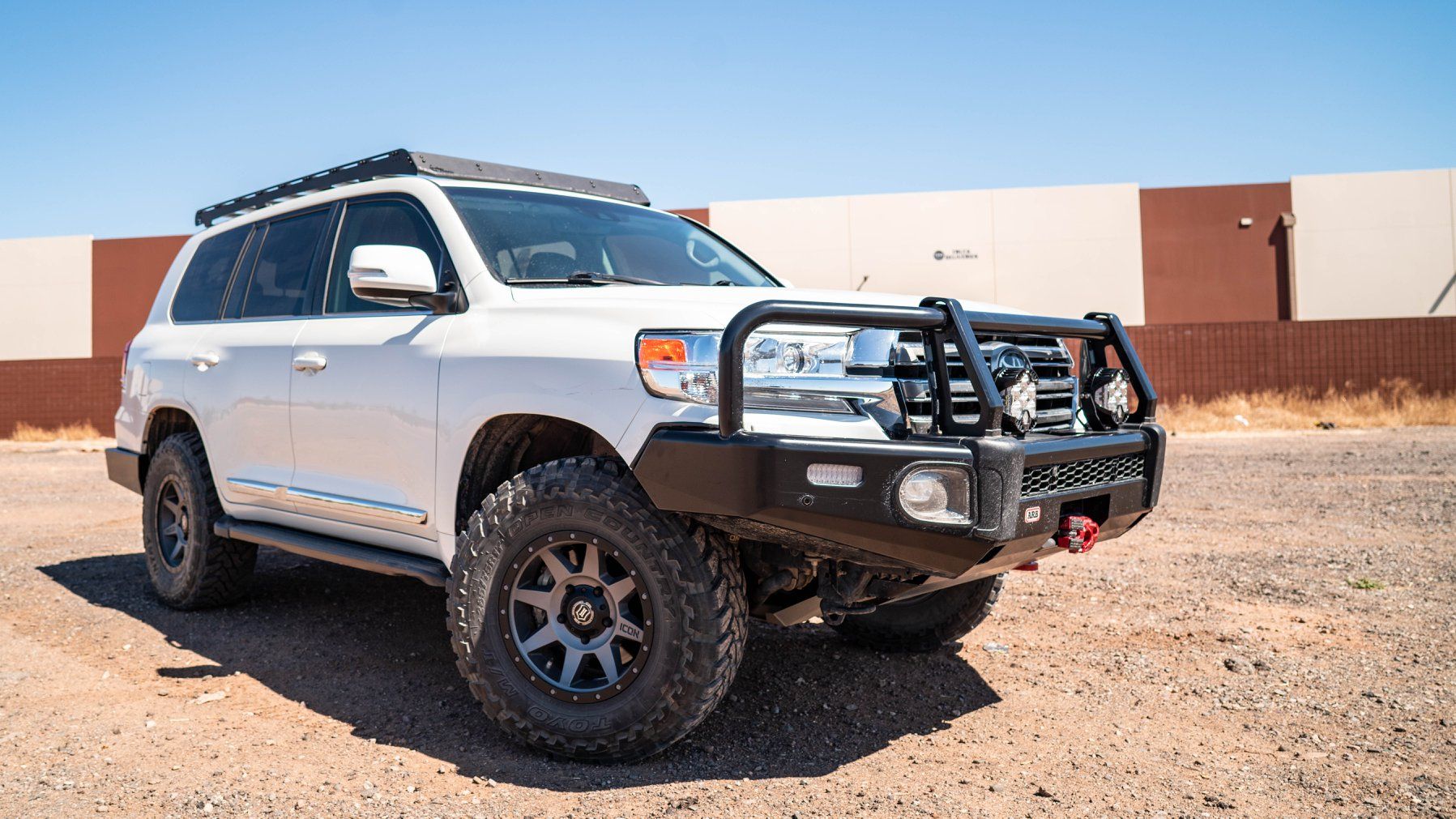 '16-23 Toyota 200 Series Land Cruiser Summit Front Bumper ARB display on Vehicle (Angled View)