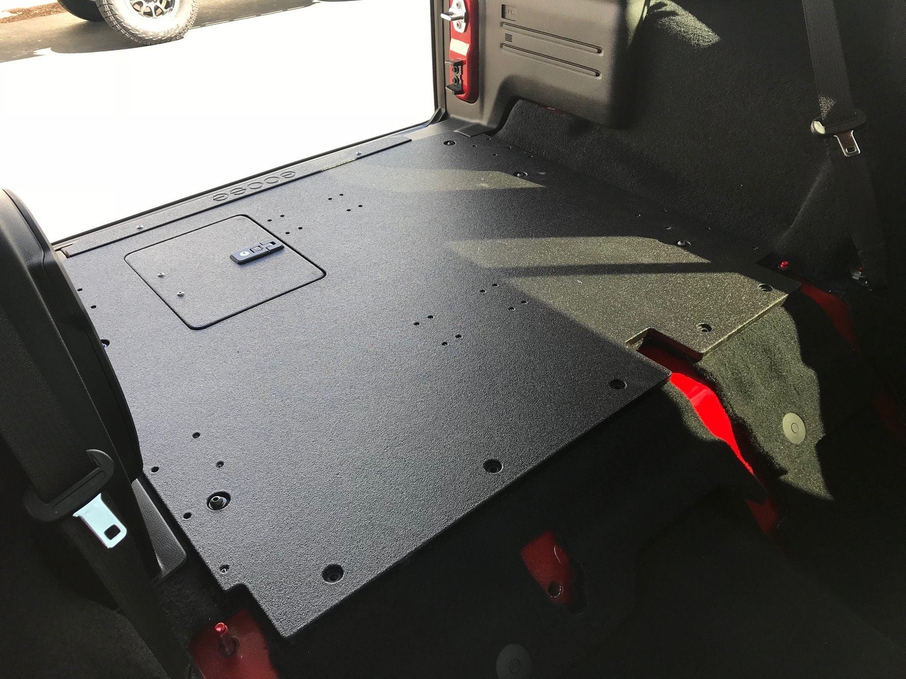 '18-23 Jeep JLU Plate System Display in Vehicle
