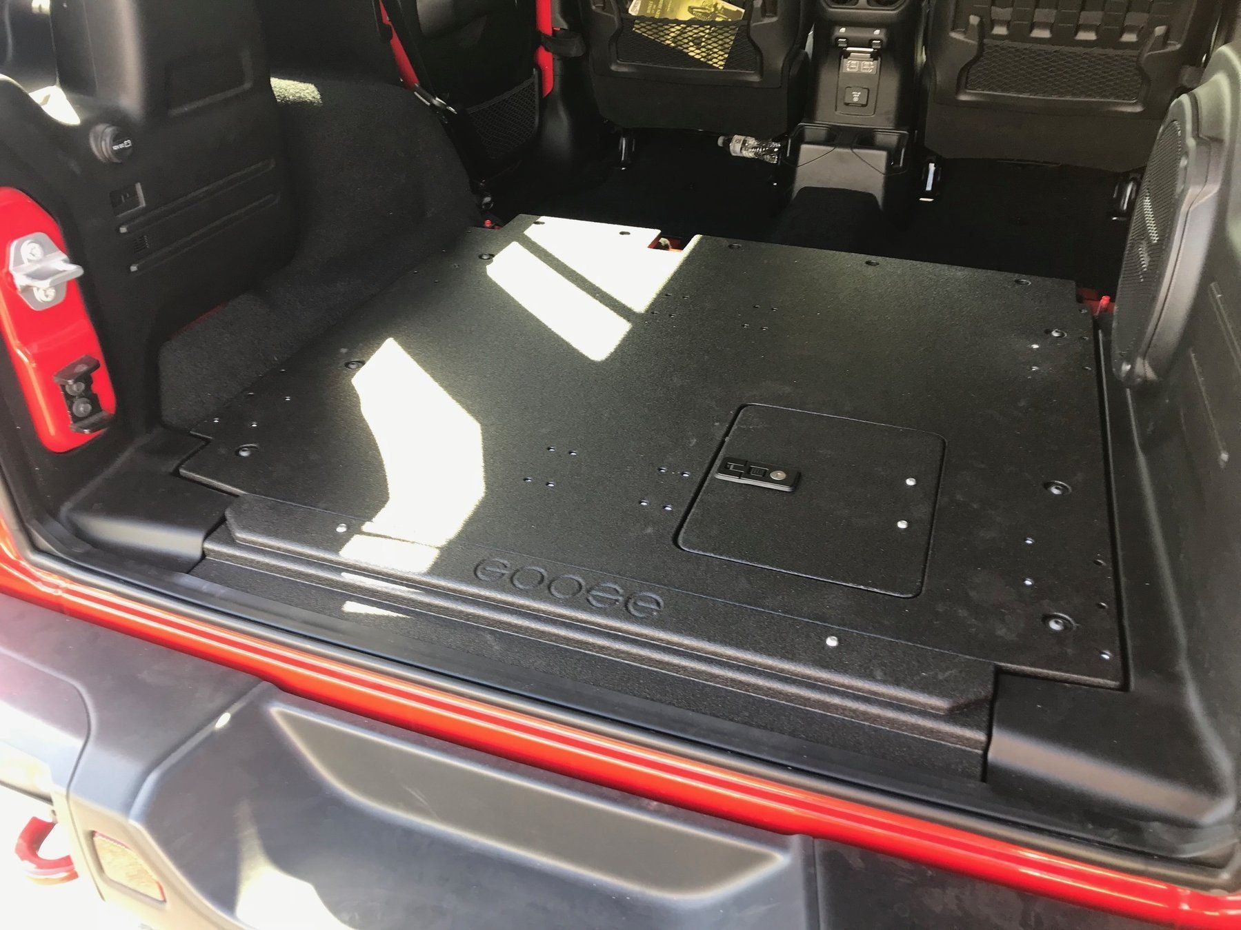 '18-23 Jeep JLU Plate System Display in Vehicle