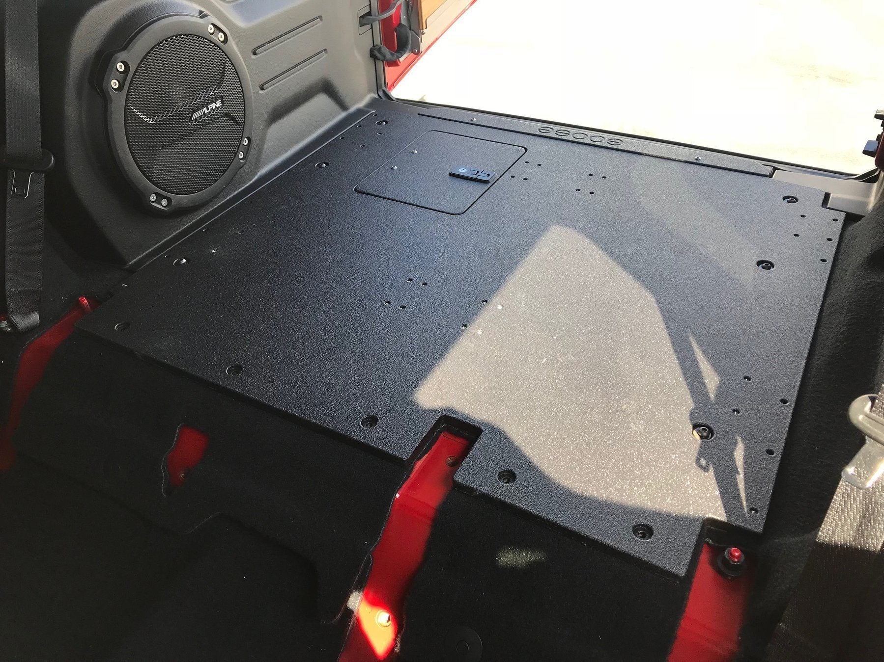 '18-23 Jeep JLU Plate System Display in Vehicle