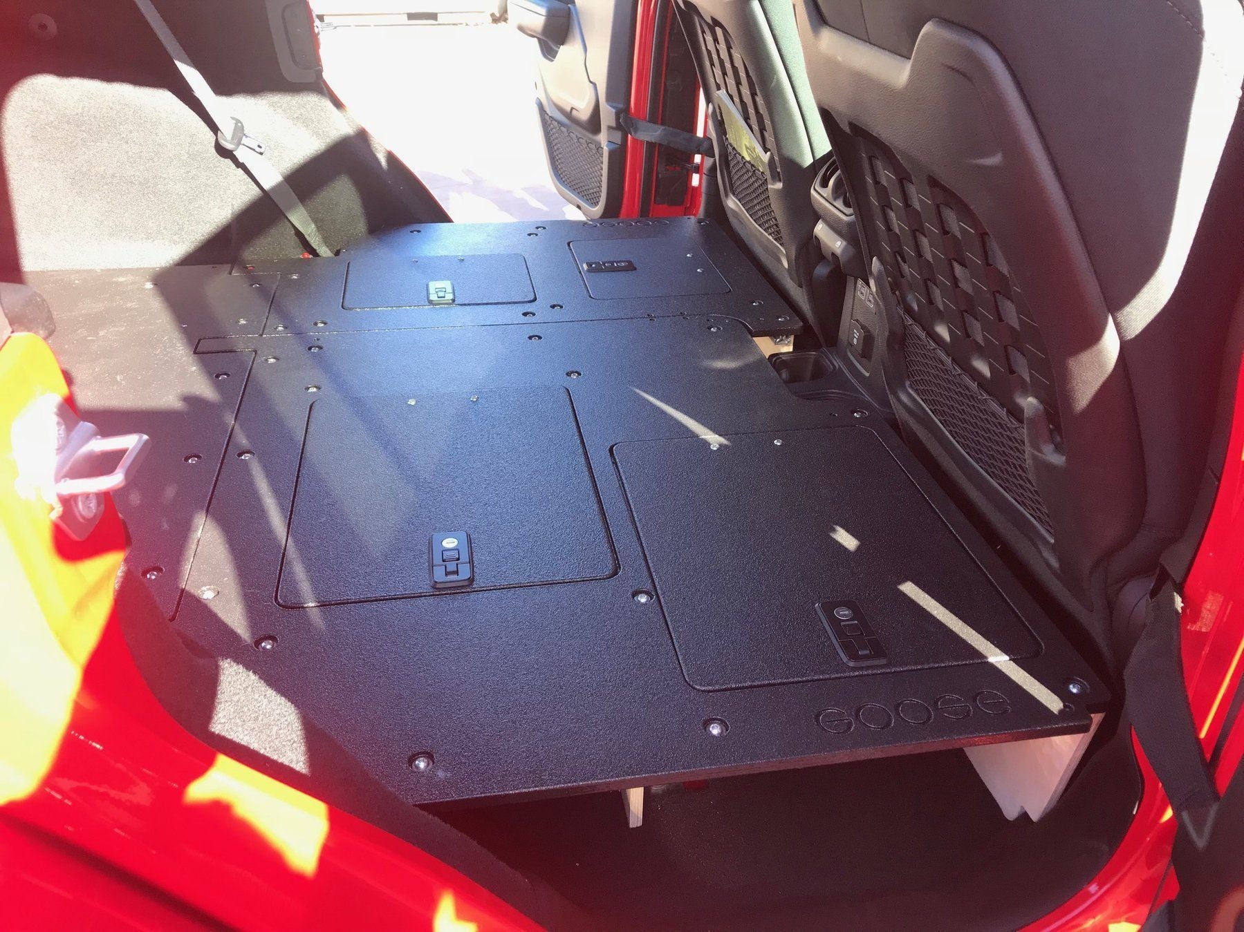 18-23 Jeep JLU Sleeping Platforms Display in Vehicle