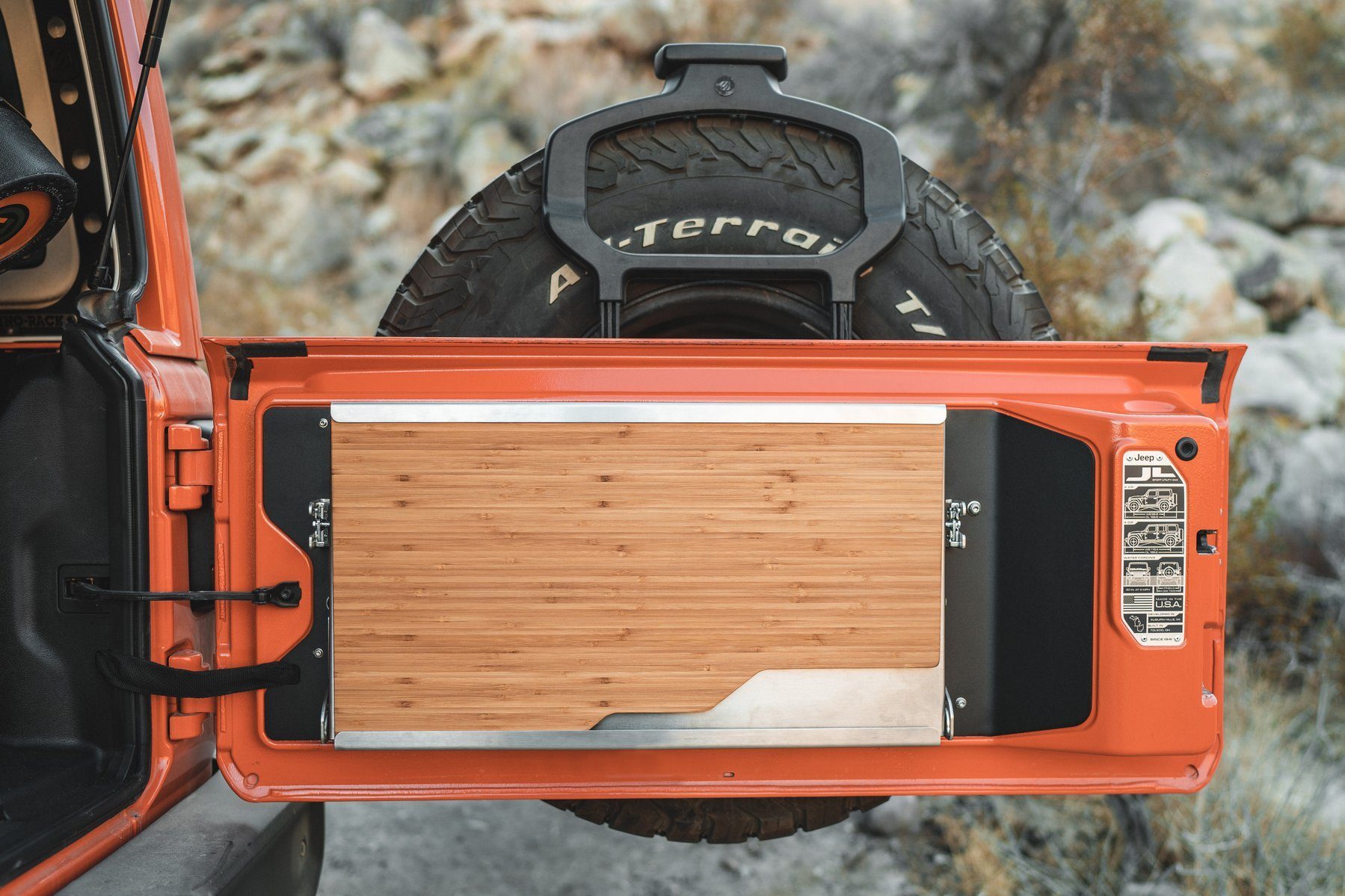 '18-23 Jeep Wrangler JL/JLU Goose Gear Tailgate Table Display in vehicle