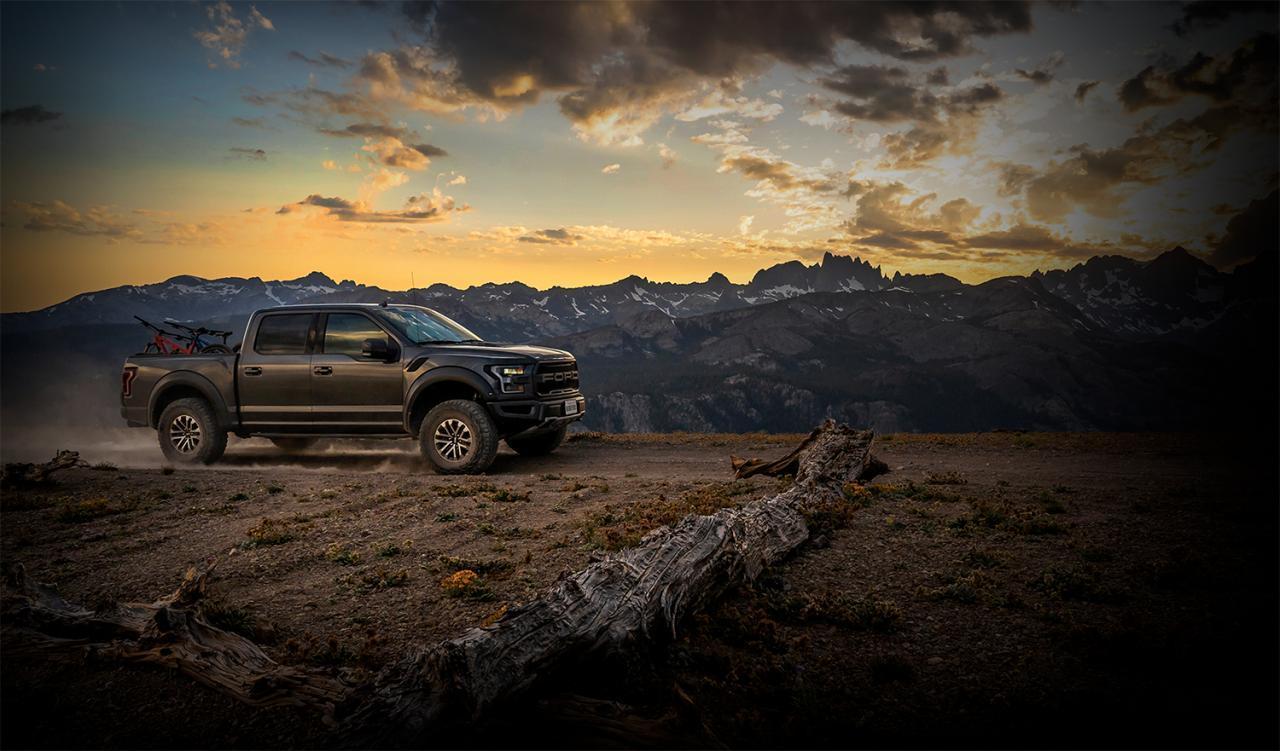 '19-20 Ford Raptor 3.0 Fox Live Valve Rear Shocks - 883-09-153 Display on Vehicle