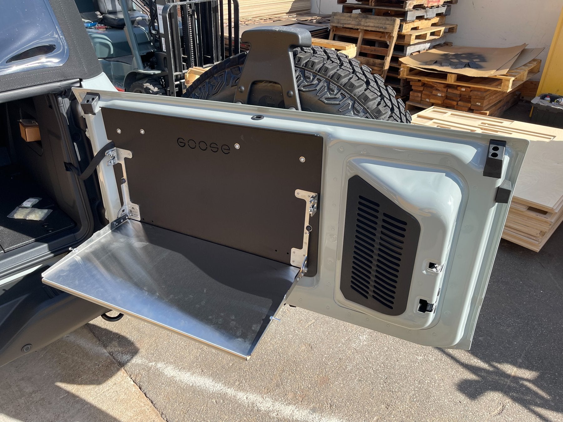 '21-23 Ford Bronco Goose Gear Tailgate Table Display in Vehicle