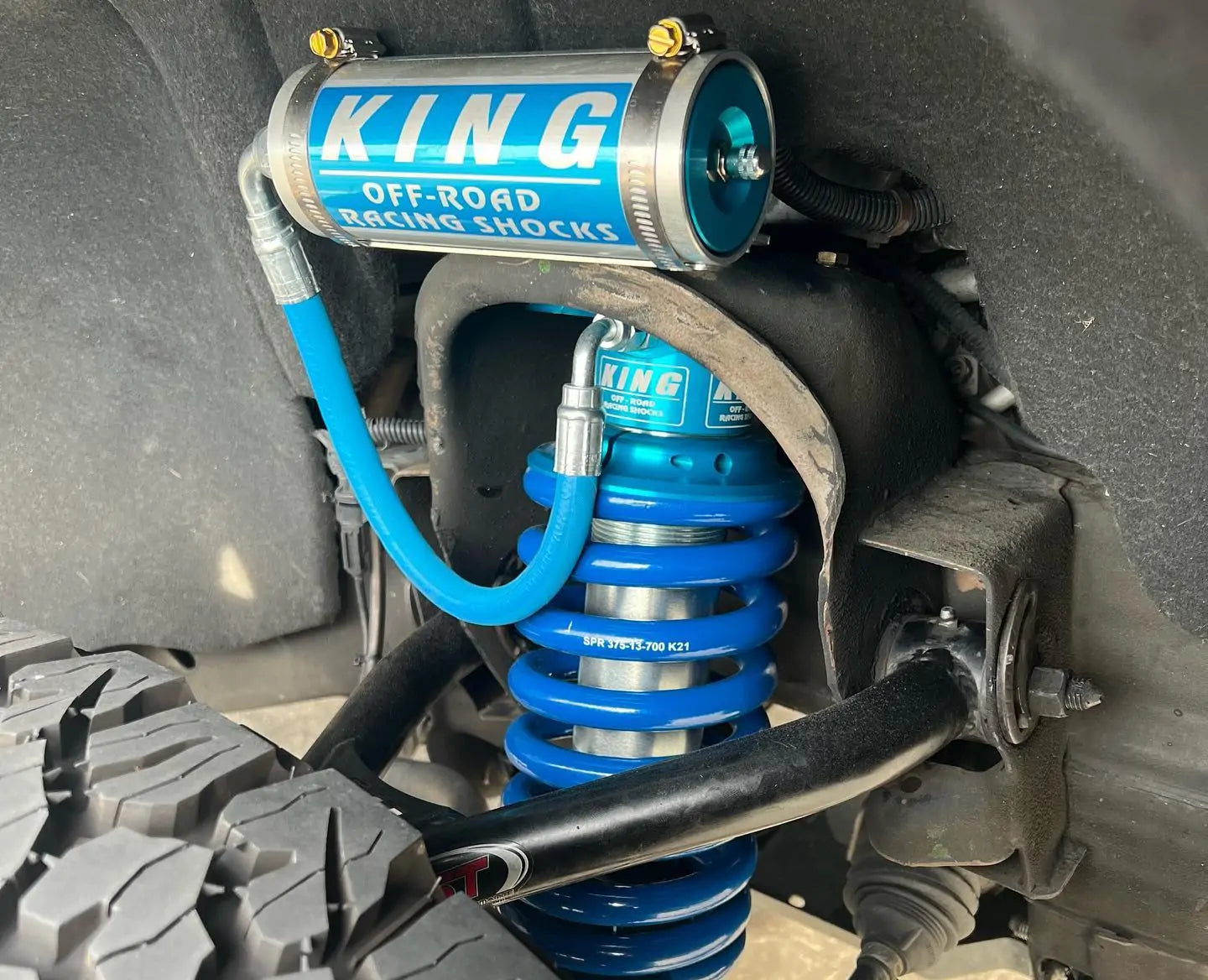 CST 2019-2024 GM 1500 TrailBoss / AT4 4WD | Stage 2 KING 2.5 OEM Series Leveling Kit