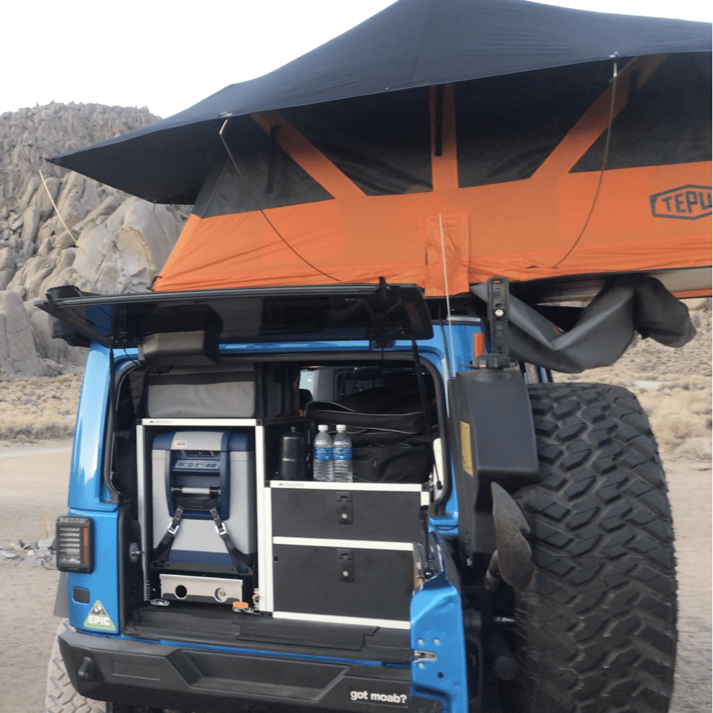 '07-18 Jeep JKU 4-Door Goose Gear Ultimate Chef Package Display in vehicle 