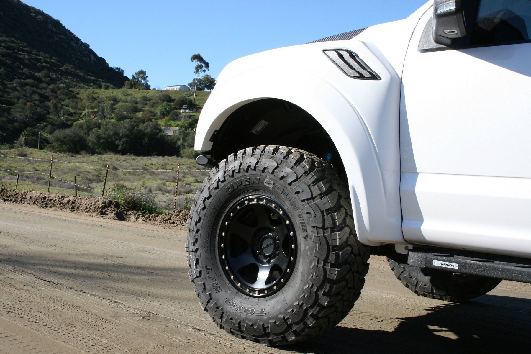 '17-20 Ford Raptor +2.5" Fenders Fiberglass Fiberwerx display