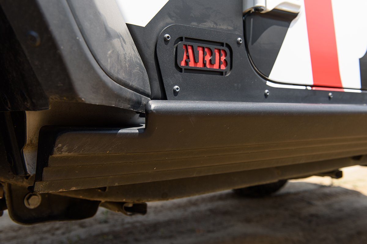 '18-23 4-Door Jeep JL Rock Sliders Protection ARB Display close up