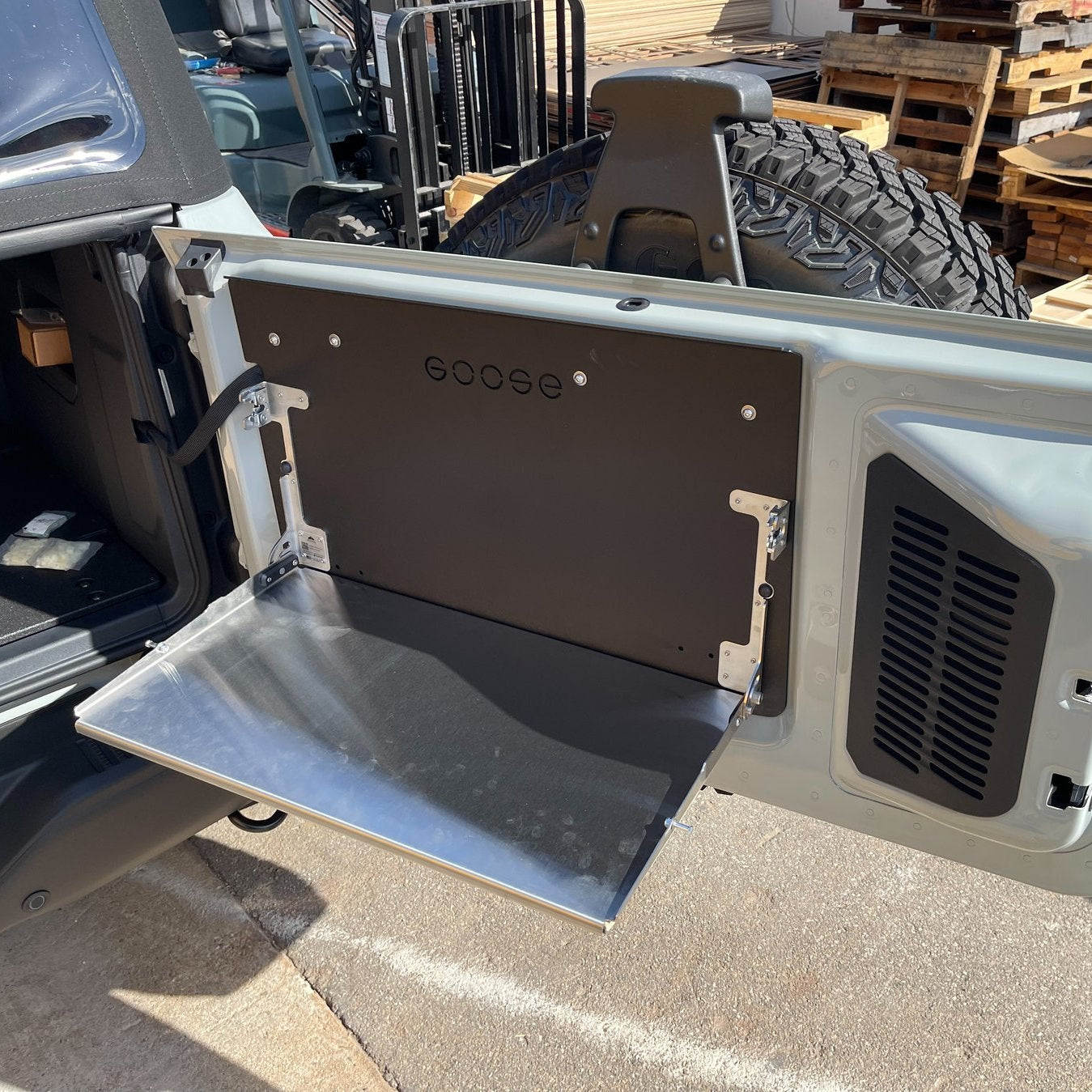 '21-23 Ford Bronco Goose Gear Tailgate Table Display in Vehicle 