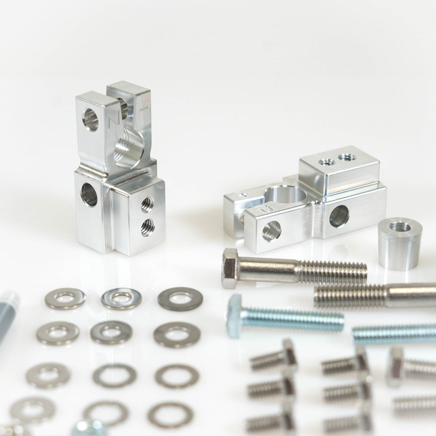 '08-21 Lexus LX570 SDHQ Built Complete Dual Battery Kit display of included terminals